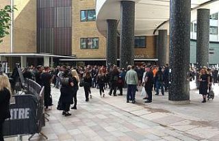 İngiltere’de aşı karşıtları BBC binasını...