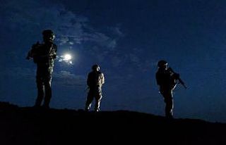 İran sınır hattı zifiri karanlıkta da gözetim...