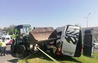 İş makinesi öğrenci servisini biçti: 13 yaralı