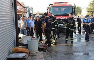 İş yerinde çıkan yangını hortum ve yangın tüpleri...