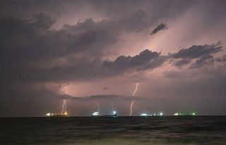 İskenderun Körfezi’nde şimşekler geceyi aydınlattı