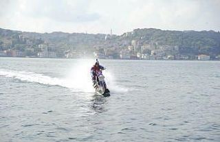 İstanbul Boğazı’nda sıra dışı gösteri
