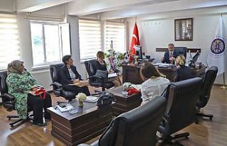 İyilik İçin Sanat Derneği yöneticileri Atatürk...