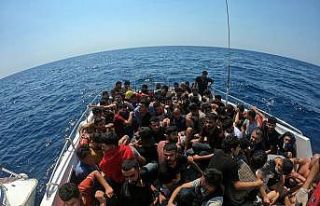 İzmir açıklarında 122 düzensiz göçmen ve 2...