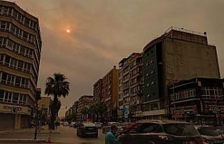 İzmir, sarı bir sabaha uyandı