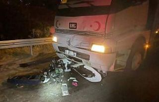 İzmir’de motosiklet ile kamyon çarpıştı: Baba-kız...