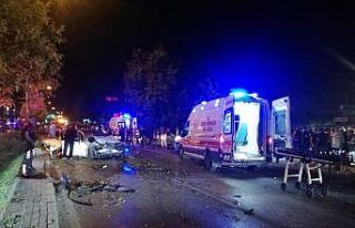 İzmir’de polis aracı ile otomobil çarpıştı:...
