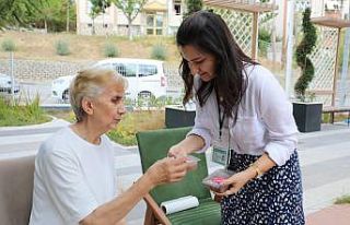 İzmit Belediyesi, alzheimer hastalarına aşure ikram...