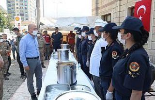 Jandarma ekipleri, selde hayatını kaybedenler için...