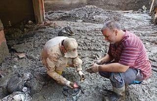 Jandarmanın balçık içinde bulduğu altınlar sahibine...