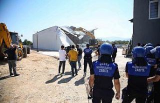 Kaçak fabrika binası ikinci kez yıkıldı