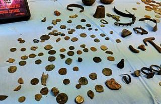 Kaçak kazı yaparken yakalanan şahsın iş yerinden...