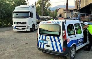 Kaçtığı polislerin üzerine önce tırı sürdü,...