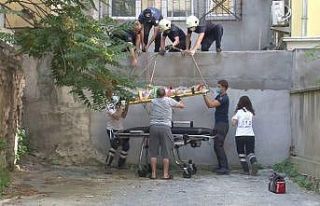Kadıköy’de 3. kattan düşen kadın ağır yaralı...
