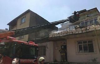 Kadıköy’de çatı alev aldı, alt katta uyuyan...