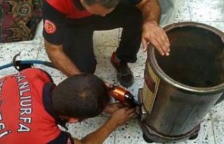 Kafası soba borusuna sıkışan yavru kediyi itfaiye...