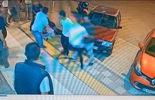 Kafasından tuttuğu şahsın sırtına bıçağı...