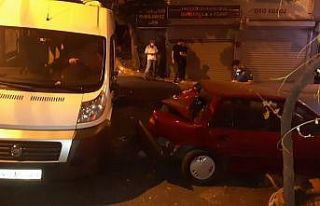 Kağıthane’de freni boşalan okul taşıtı iki...