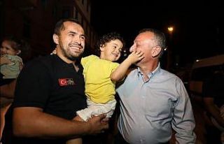 Kahraman itfaiyeciler evlerine döndü