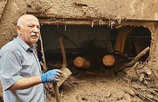 Kahvaltı hazırlarken selin sürüklediği tomruk...