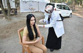 Kamptaki öğrenciler dağda aşılarını yaptırdı
