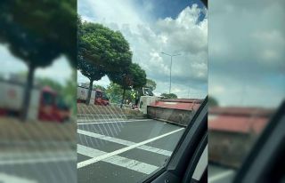 Kamyon devrildi: 1’i ağır 3 yaralı