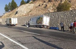 Kamyon ile traktör çarpıştı: 3 yaralı