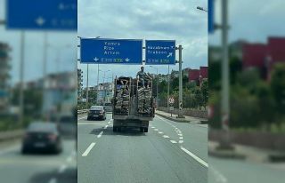 Kamyon kasasındaki inşaat iskeleleri üzerinde tehlikeli...