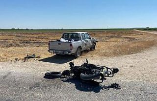 Kamyonet ile motosiklet çarpıştı: 1 ölü, 2 yaralı