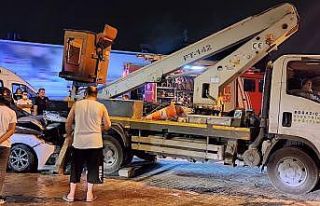 Kamyonete arkadan çarpan otomobil alev aldı: 1 yaralı