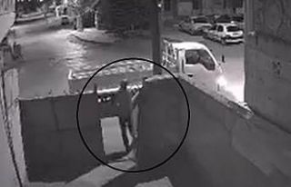Kamyonetle geldiler, demir kapıyı çaldıktan sonra...