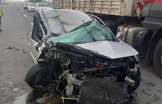 Kamyonla çarpışan otomobil hurdaya döndü: 2 yaralı