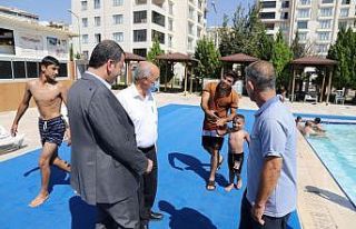 Karaköprü’de serinlemek isteyenler gençlere havuz...