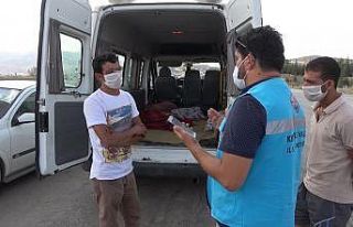 Karantina kaçağı, minibüste battaniyeye saklanırken...