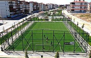 Karatay Belediyesi 8 okulun halı sahasını tamamladı