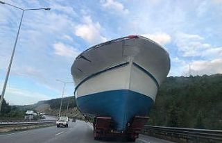 Karayolunda 21 metrelik tekneyi görenler şaşırdı