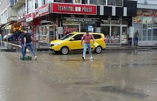 Kars’ta caddeler gölete döndü