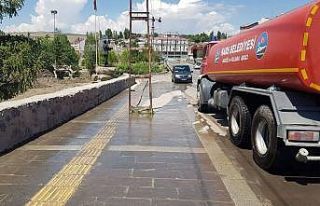 Kars’ta kaldırımlar tazyikli suyla yıkanıyor