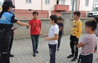 Kars’ta polis çocukları bilgilendiriyor