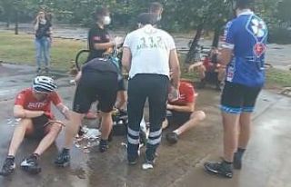 Kartal’da otobüs durağa daldı, 4 bisikletçi...