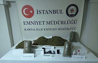 Kartal’da polisi görünce uyuşturucuyu yere atıp...