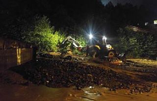 Kastamonu yolunda heyelan nedeniyle iki araç toprak...