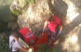 Kayalıktan düşen çocuk suda boğuldu