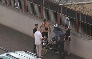 Kayan motosiklet otomobile arkadan çarptı