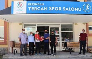 Kaymakamdan genç güreşçilere hediye