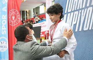 Kayserili şampiyona madalyasını Ali İhsan Kabakcı...