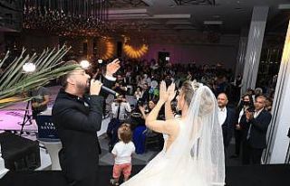 Kayserili sanatçı kendi düğününde sahne aldı