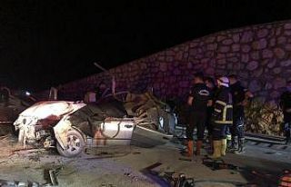 Kaza yapan araçlara yardım için duran tıra otomobil...