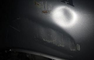 Kaza yapan gencin yardımına trafik polisi koştu