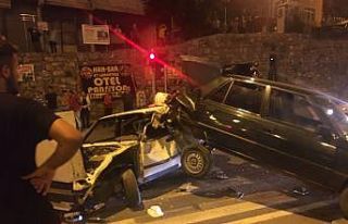 Kazada araçlar hurdaya döndü, kimse yaralanmadı